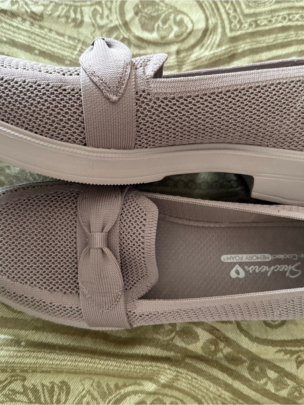 Skechers Women's Light Grey Knit Bow Loafers - Picture 2 of 3